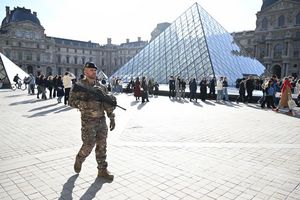 Frankreichs Kulturministerin sagt noch in diesem Jahr neue Sicherheitsmaßnahmen für das Louvre-Museum zu. (Archivbild) - Foto: Emma Da Silva/AP/dpa