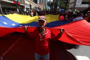 Anhänger des venezolanischen Staatschefs Maduro versammeln sich in der Stadtmitte und protestieren, nachdem US-Präsident Trump bekannt gegeben hat, dass der venezolanische Präsident gefangen genommen und aus dem Land ausgeflogen wurde. - Foto: Jeampier Arguinzones/dpa