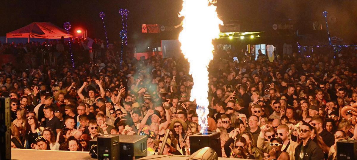 Zum zehnten Stone Dance im Geseker Steinbruch kamen wieder zahlreiche Housemusik-Fans aus Nah und Fern. Fotos: Korf