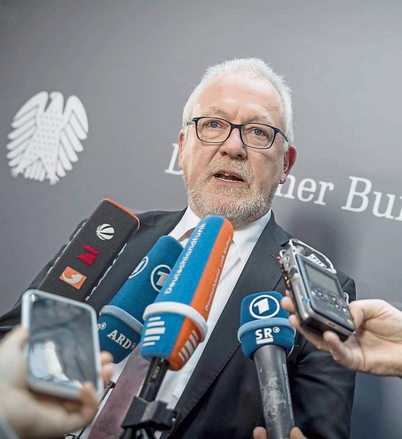 Das Berliner Haushaltsdebakel hat laut Wolfgang Hellmich bislang keine direkten finanziellen Folgen für den Kreis. Sorge um Verkehrsprojekte wie die Ortsumgehung Erwitte macht sich der heimische Bundestagsabgeordnete mangels Geld dennoch. Foto: dpa