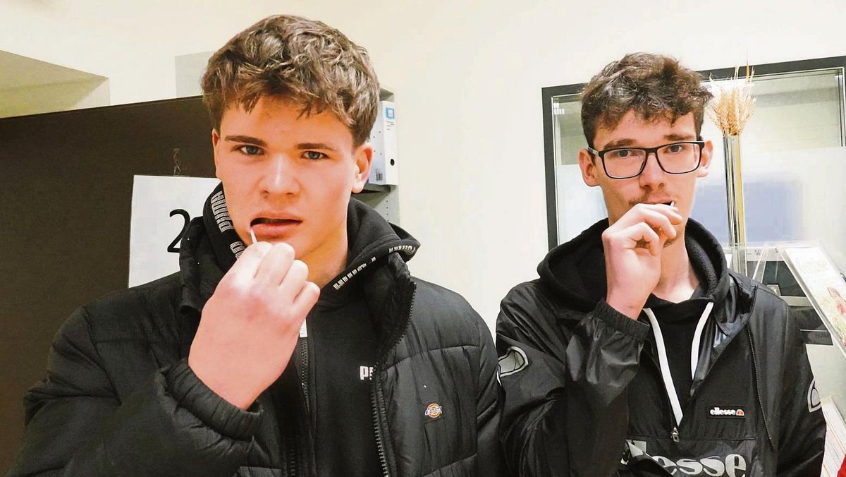 Echte Freunde: Max (l.) und Dominik sind für die Typisierung extra aus Werl gekommen. Der Student und der Werkzeugmacher sind mit dem an Blutkrebs erkrankten Nachwuchs-Landwirt Friedrich befreundet. „Es ist das Mindeste, was wir für ihn tun können“, sagt Dominik. Fotos: Vielberg
