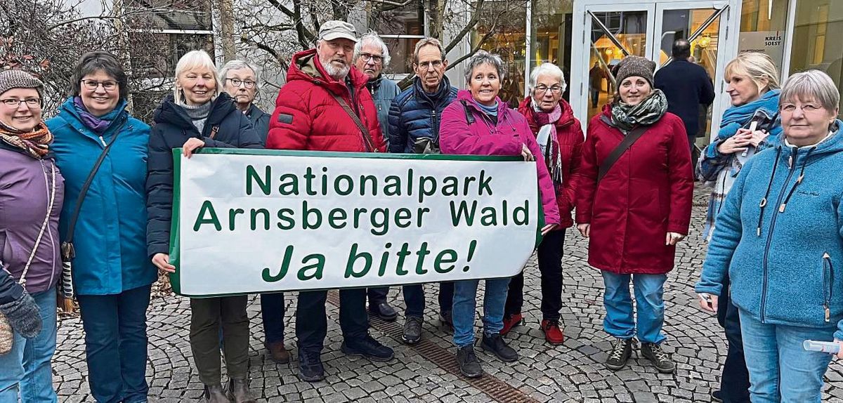 Befürworter der Nationalpark-Idee warben vor dem Kreistag um Zustimmung – vergeblich. Foto: Bastert