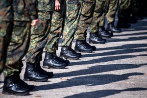 Antreten, Märsche, Schießübungen – sollten in den nächsten Jahren nicht genügend Freiwillige bei der Bundeswehr zusammenkommen, könnte auch die Wehrpflicht wiederbelebt werden. - Foto: Sina Schuldt/dpa