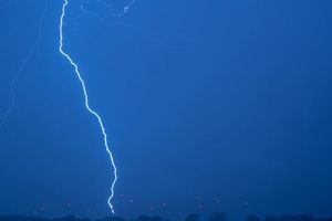 Bei einer Demo für Ex-Präsident Jair Bolsonaro trifft ein Blitz zahlreiche Menschen in Brasília. (Archivbild) - Foto: Jens Büttner/dpa-Zentralbild/dpa