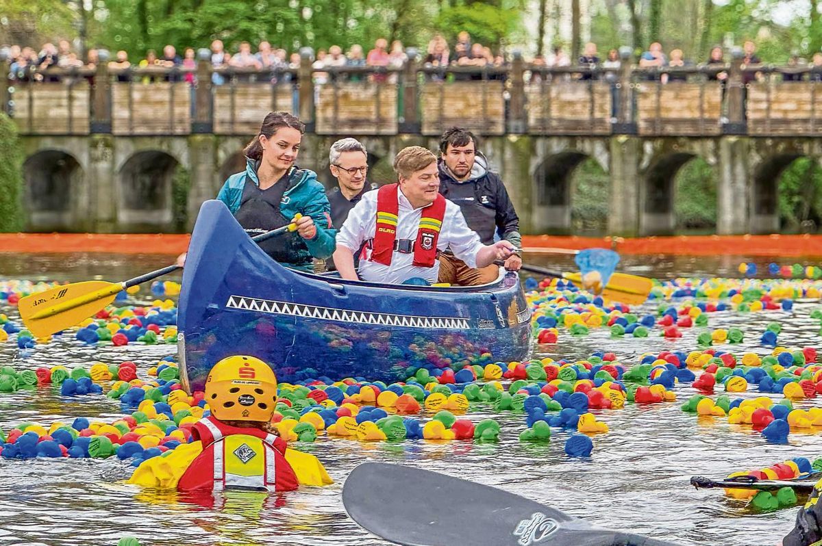 Unzählige bunte Enten wurden auch diesmal wieder ins Wasser gelassen. Statt des traditionellen Entenrennens gab es diesmal ein fröhliches „XXL-Entenangeln