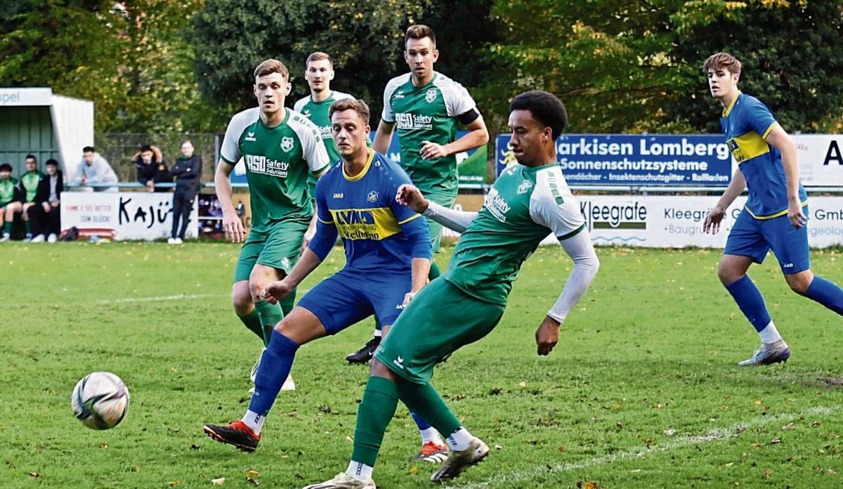 Die Bezirksliga-Kicker des SuS Cappel (in Grün) vergeigten im Heimspiel gegen Herbern eine 2:0-Führung und mussten sich am Ende mit einem 2:2-Unentschieden begnügen. Foto: Uli Schlink
