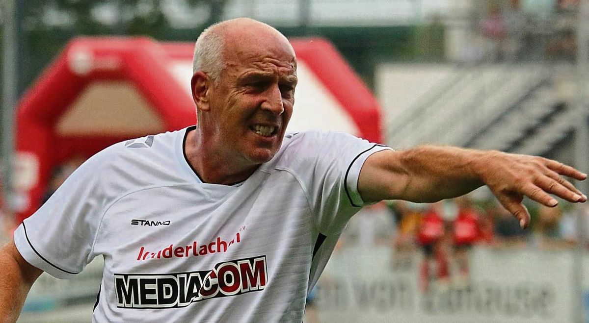 Basler sah Rot und rauchte: Das exzentrische Genie am Ball wurde früh des Feldes verwiesen. Das juckte Super-Mario jedoch nur wenig. Fotos: Lütkehaus / Heinke / Wiegand