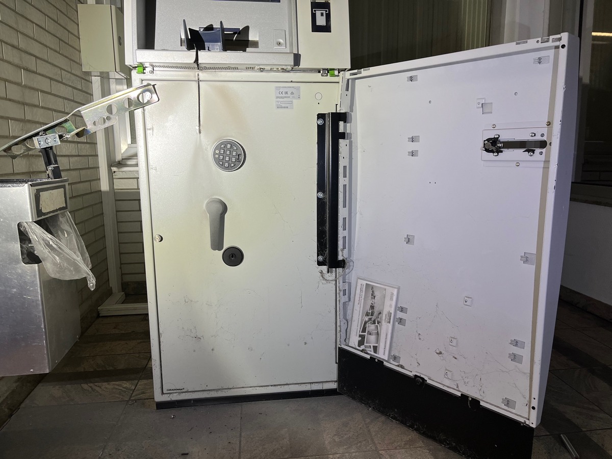 Unbekannte haben versucht, in Lippstadt einen Bankautomaten zu knacken. Dabei wurden sie von einem Zeugen gehört. Foto: Polizei