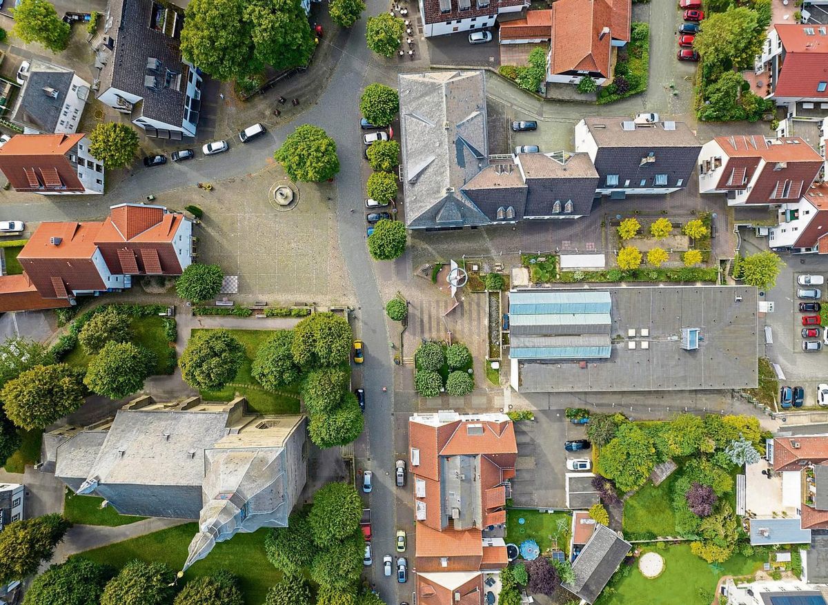 Teile des Sanierungsgebietes von oben: Dazu gehören auf diesem Bild aus August 2023 der Marktplatz, die Hochstraße und die Straße Am Markt, die Pfeffergasse, der Rathaus-Vorplatz und der Parkplatz gen Hachtorstraße. Nicht im Bild sind die Mittlere Straße und Teile der Hochstraße. Foto: Eickhoff