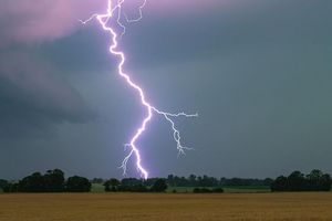 Am Mittwoch werden Gewitter in Deutschland erwartet. (Symbolbild) - Foto: Patrick Pleul/dpa
