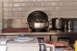 Die häufigsten Symptome bei Lebensmittelvergiftung sind Übelkeit, Erbrechen und Durchfall. - Foto: Ahmed Deeb/dpa