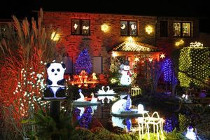 Leuchtende Figuren stehen im Vorgarten umgeben von zahlreichen weiteren Lichtern, die das Weihnachtshaus der Familie Lange erstrahlen lassen. Das Haus wird zur Adventszeit traditionell mit tausenden bunten Lichtern geschmückt. - Foto: Matthias Bein/dpa