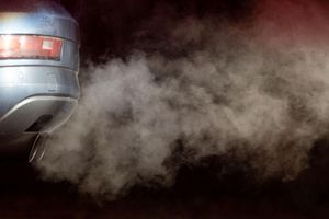 Bei den 2025 in Deutschland zugelassenen Neuwagen war der C02-Ausstoß im Schnitt deutlich niedriger als vor einem Jahr. (Archivbild) - Foto: Marijan Murat/dpa