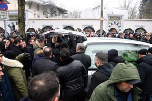 Ein Sarg wird nach dem Trauergebet vor der Beerdigung eines 62-Jährigen vor der Neuköllner Sehitlik-Moschee in einen Leichenwagen verladen. - Foto: Bernd von Jutrczenka/dpa