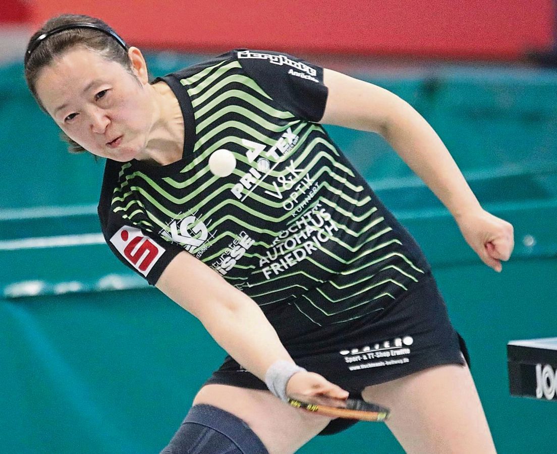 Auf Aimei Wang war wieder Verlass: Die Nummer 1 des TTK Anröchte gewann beim 5:5 in Langen beide Einzel und war zudem noch im Doppel an der Seite von Yang Henrich erfolgreich, die ebenfalls ungeschlagen blieb. Foto: Thomas Wiegand