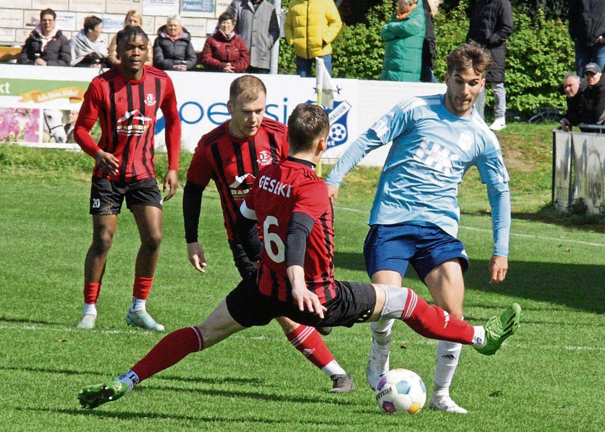 Ein packendes Derby in Mönninghausen endete ohne Sieger. Dennoch wurde den etwa 250 Fans bei der Nullnummer eine spannende und abwechslungsreiche Partie geboten. Gesekes Kapitän Patrick Rauen (Nr. 6) fährt hier einem Mönninghauser Gegenspieler in die Parade und unterbindet damit einen Angriff der Hausherren. Foto: Schlink