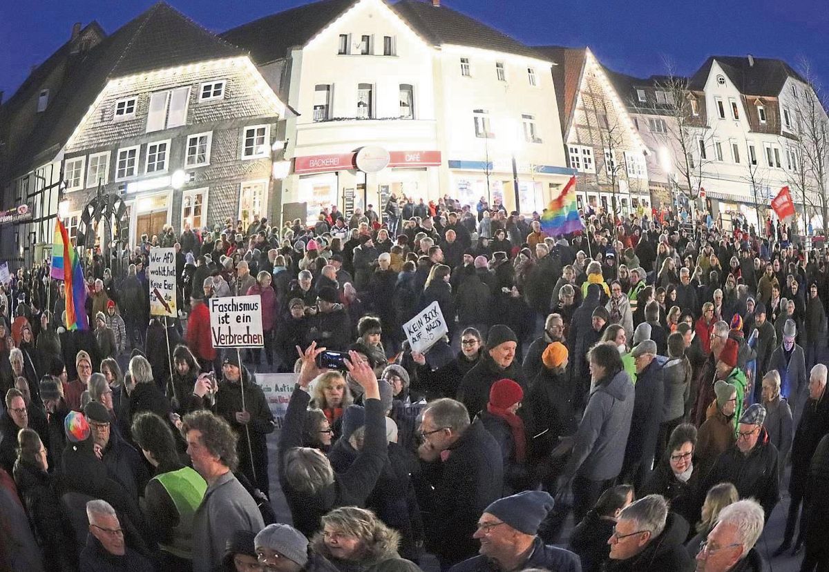 Etwa 3000 Menschen sammelten sich nach Polizeiangaben auf dem Geseker Marktplatz, um ein Zeichen gegen rechts und für Vielfalt zu setzen. Fotos: Dietz