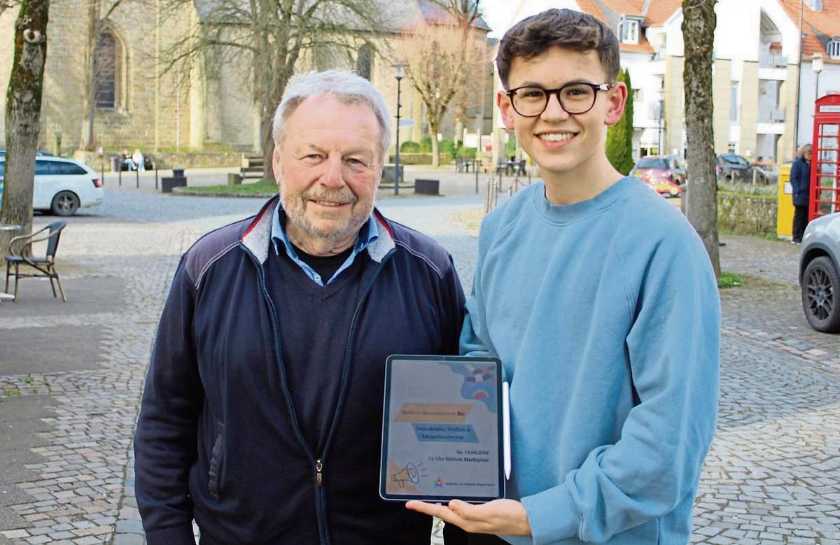 Volker und Fin Dumschat zeigen das Plakat, das sich gerade im Druck befindet und bald verteilt wird. Foto: Mintert