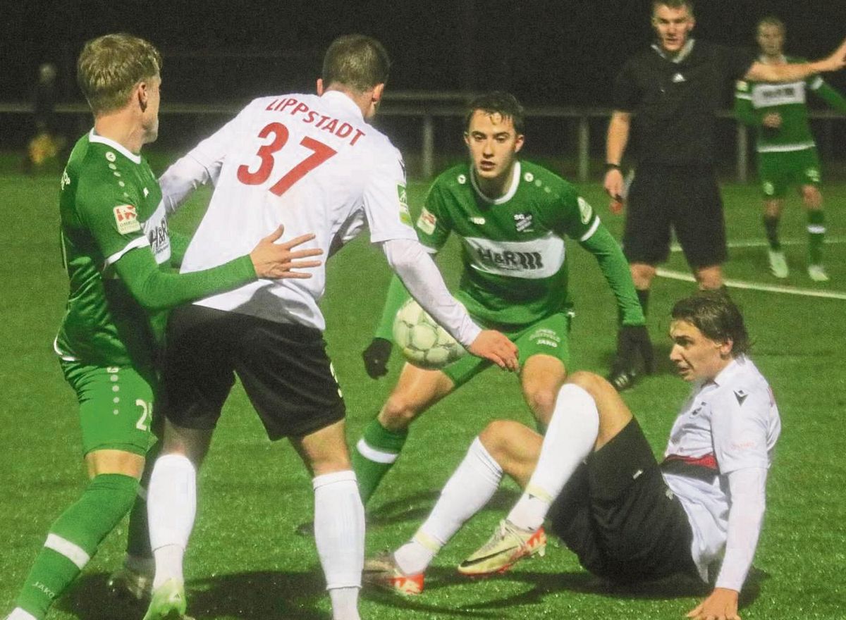 Auch im Sitzen, wie hier Maximilian Fischer, hatte der SV Lippstadt im ersten Durchgang die volle Spielkontrolle. Nach dem Seitenwechsel war die Dominanz des Regionalligisten nicht mehr so erdrückend für den Gegner. Fotos: Heinke