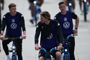 Die Nationalspieler kamen mit dem Fahrrad zum ersten Training. - Foto: Federico Gambarini/dpa