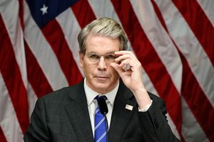 Der Deal, wonach zwei Chipkonzerne für Lizenzen zum China-Export an die US-Regierung zahlen, könnte laut US-Finanzminister Bessent auch in anderen Branchen gelten. - Foto: Magnus Lejhall/TT News Agency/AP/dpa