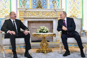Der aserbaidschanische Präsident Ilham Aliyev hat Kremlchef Wladimir Putin öffentlich gedankt für die Aufklärung des Flugzeugabsturzes im Dezember vorigen Jahres. - Foto: Grigory Sysoyev/Pool Sputnik Kremlin/AP/dpa