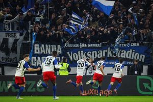 Fabio Vieira (Rückennummer 20) traf in der Nachspielzeit zum umjubelten Siegtreffer. - Foto: Christian Charisius/dpa