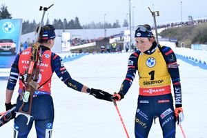Eiszeit: Julia Simon und Justine Braisaz-Bouchet (r) beschränken ihren Kontakt auf ein Minimum. (Archivbild) - Foto: Martin Schutt/dpa