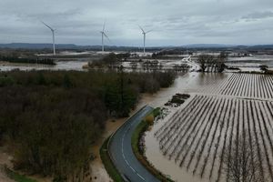 Massive Regenfälle haben in Südfrankreich für Überflutungen und Behinderungen geführt. - Foto: Lionel Bonaventure/AFP/dpa