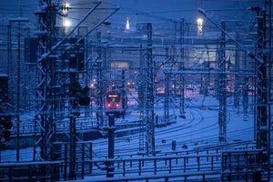 Schnee und Eis zum Wochenstart - Foto: Marijan Murat/dpa