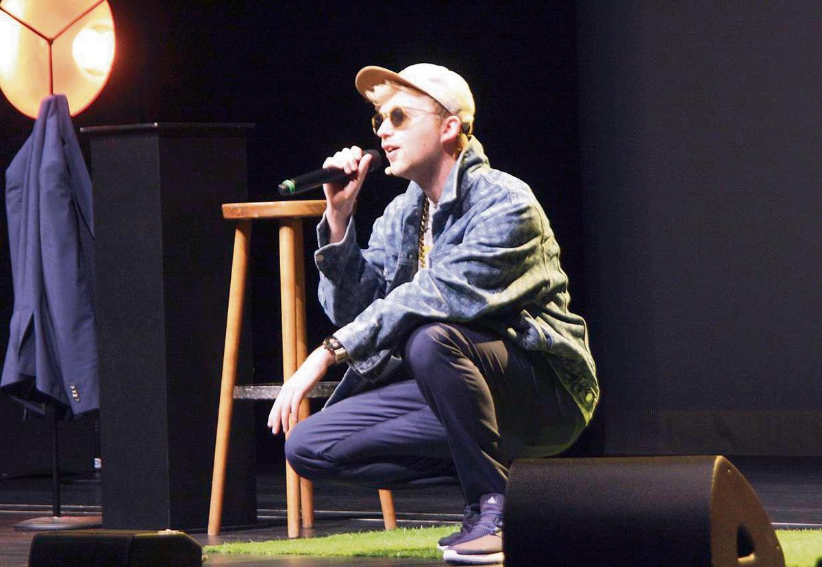 Mit einer charmanten Mischung aus Comedy und Zauberkunst begeisterte Marc Weide sein Publikum im Lippstädter Stadttheater. Und zwischendurch gab es sogar eine Rap-Einlage. Foto: Wissing.