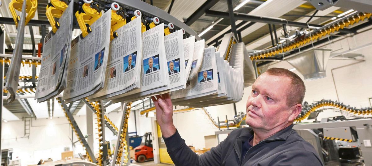 Das Förderband läuft bereits: Versandleiter Ulrich Kolkmann steht an der Versandmaschine, mit der die fertigen Zeitungen transportiert werden. Fotos: Rother