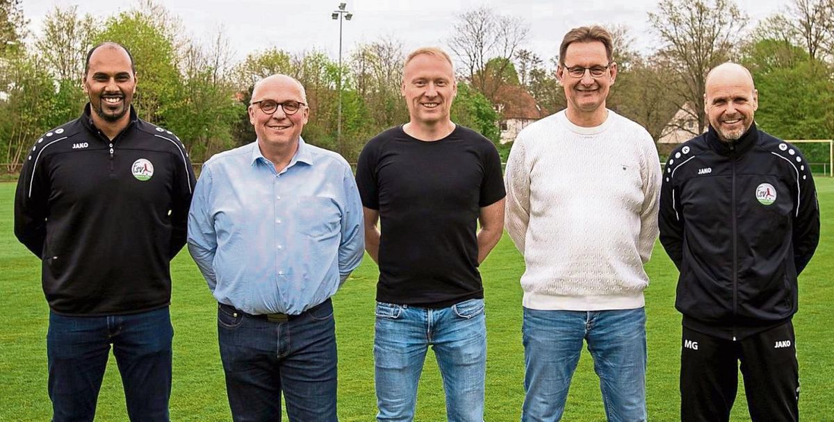 Heuert in der 2. Bundesliga an: Daniel Fröhlich (M.) aus Bad Waldliesborn übernimmt den Cheftrainerposten bei den Fußballfrauen des FSV Gütersloh. Als Co-Trainer bringt er Rainer Borgmeier (2.v.r.) aus Westenholz mit. Vorgestellt wurde das neue Trainerteam von Michael Horstkötter (2.v.l.), Markus Graskamp (r.) und Chris Punnakkattu Daniel (l.).