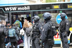 Polizisten führen Schüler in Wuppertal aus dem Gebäude in einen Evakuierungsbus. - Foto: Sascha Thelen/dpa