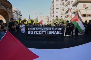 Immer wieder gab es zuletzt Proteste für Palästina und gegen Israel - auch rund um Sportveranstaltungen. - Foto: Giannis Papanikos/AP/dpa