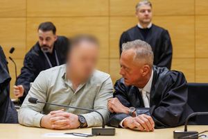 Für einen versuchten Rachemord ist ein 41-Jähriger zu lebenslanger Haft verurteilt worden. - Foto: Friso Gentsch/dpa