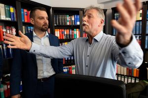 Einer der ersten Kläger ist Joachim Alfred Wagner (r), der sich von Rechtsanwalt Daniel Kuhlmann vertreten lässt. - Foto: Dieter Menne/dpa