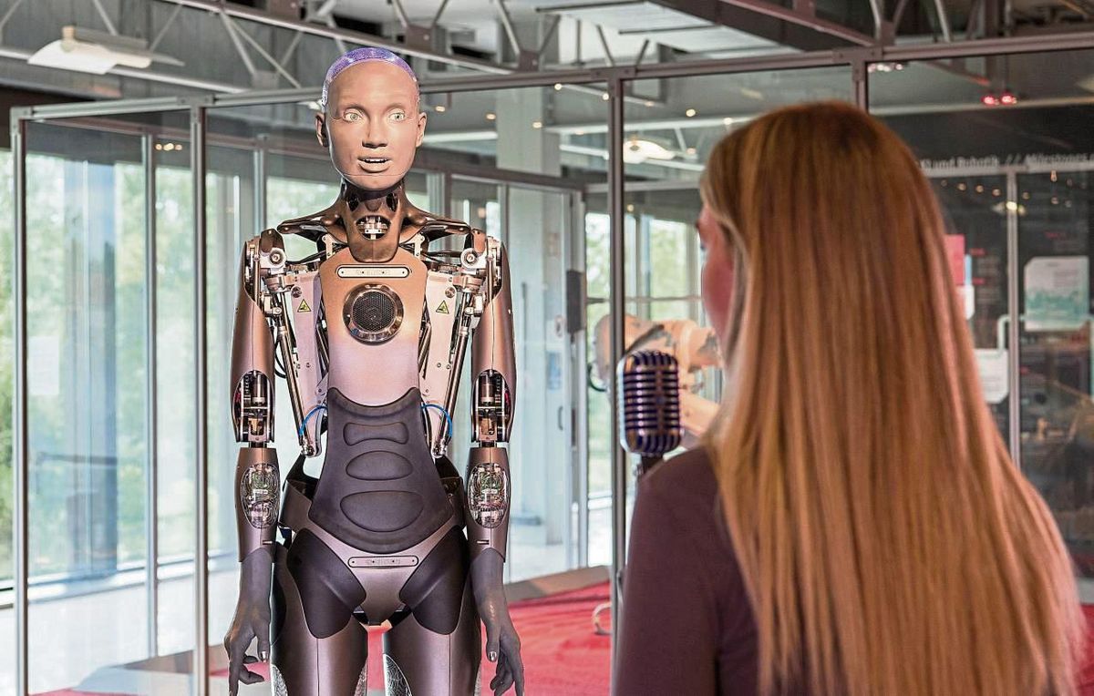 1,87 Meter groß, 62 Kilogramm schwer und ausgestattet mit 61 Motoren: Ameca, der neue humanoide Roboter im Heinz-Nixdorf-Museumsforum. Foto: Reinhardt A. Hardtke/HNF