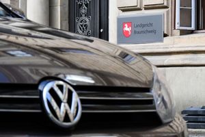 Nach dem Dieselskandal bei Volkswagen gibt es zwar ein weiteres Urteil mit Haftstrafen, ein Ende der Aufarbeitung ist aber nicht in Sicht. - Foto: Julian Stratenschulte/dpa Pool/dpa