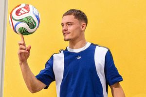 Florian Wirtz mit dem offiziellen WM-Spielball «Trionda». - Foto: ---/Adidas/dpa