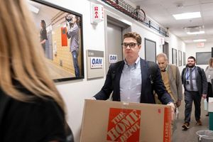 Mitglieder des Pentagon-Pressekorps verlassen das US-Verteidigungsministerium. - Foto: Kevin Wolf/FR33460 AP/AP/dpa