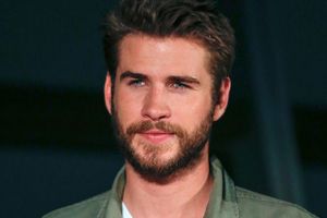 Schauspieler Liam Hemsworth ist eigenen Angaben zufolge seit ein paar Monaten verlobt. (Archivbild) - Foto: Christopher Jue/epa/dpa