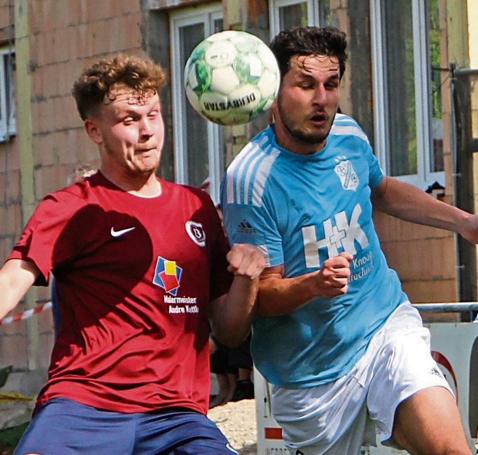 Der FC Mönninghausen (in Blau) startete mit einem 2:0-Sieg gegen Belecke in die neue Saison. Allerdings überzeugte die Wessels-Elf nur eine Halbzeit lang. Foto: Schnieder