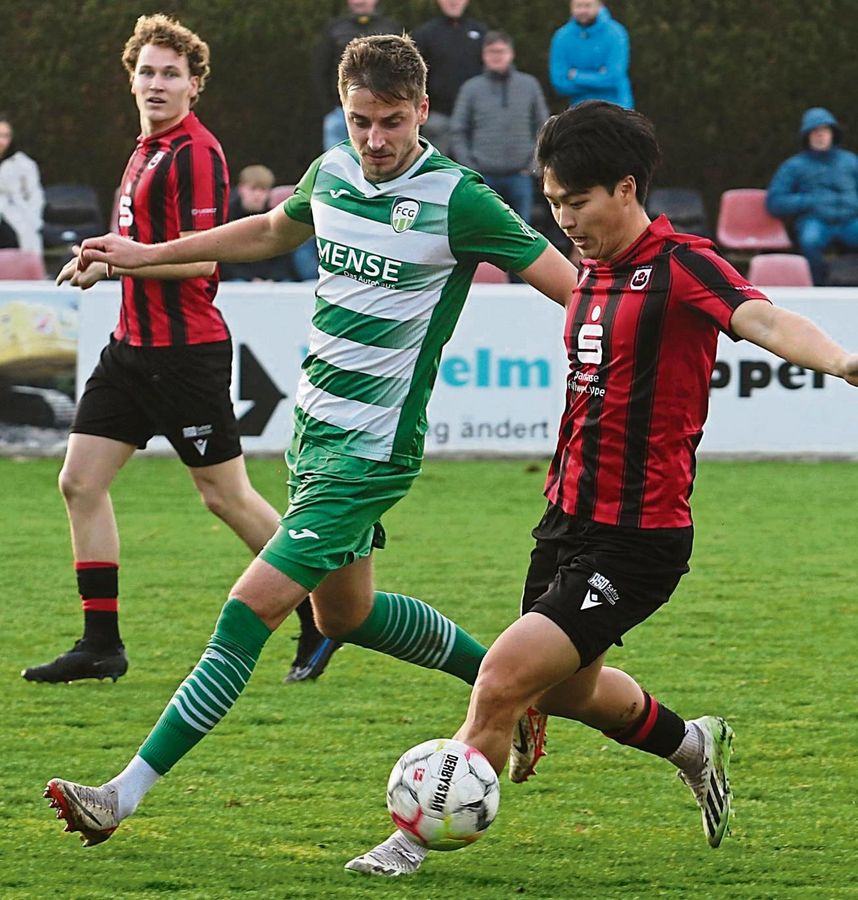 Die Derbyniederlage hat den SV Lippstadt getroffen, wie Trainer Felix Bechtold sagt. Nun stehen Seung-won Lee (r.) und Co. vor der nächsten Herausforderung. Es geht zur formstarken Düsseldorfer Fortuna. Foto: Lütkehaus