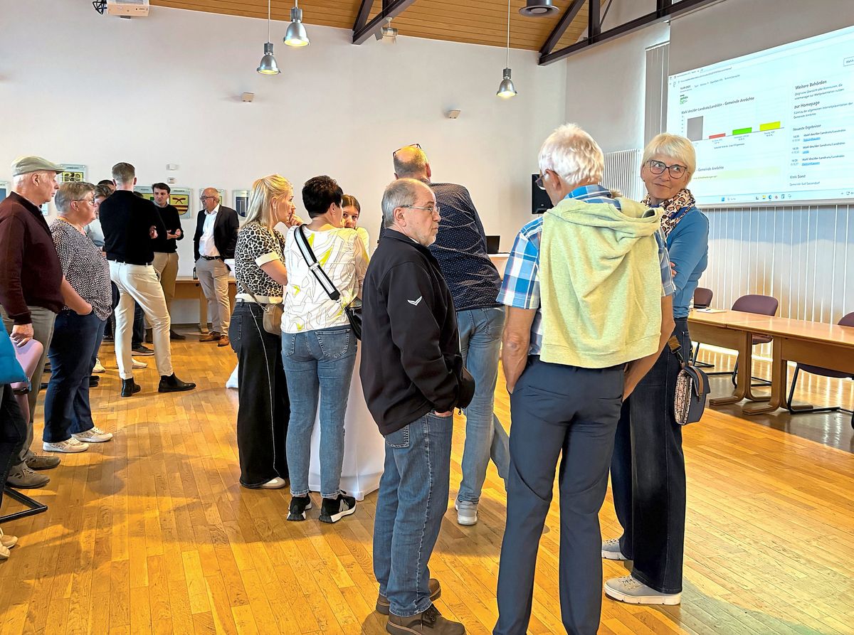 Gebannt verfolgten die Besucher im Anröchter Rathaus am Sonntagabend die Wahlpräsentation. Foto: Dagmar Meschede
