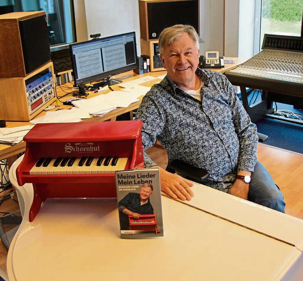 Mit einem kleinen roten Klavier fing alles an: Reinhard Horn blickt in seiner Biografie „Meine Lieder. Mein Leben“ auf genau das zurück. Foto: Löseke
