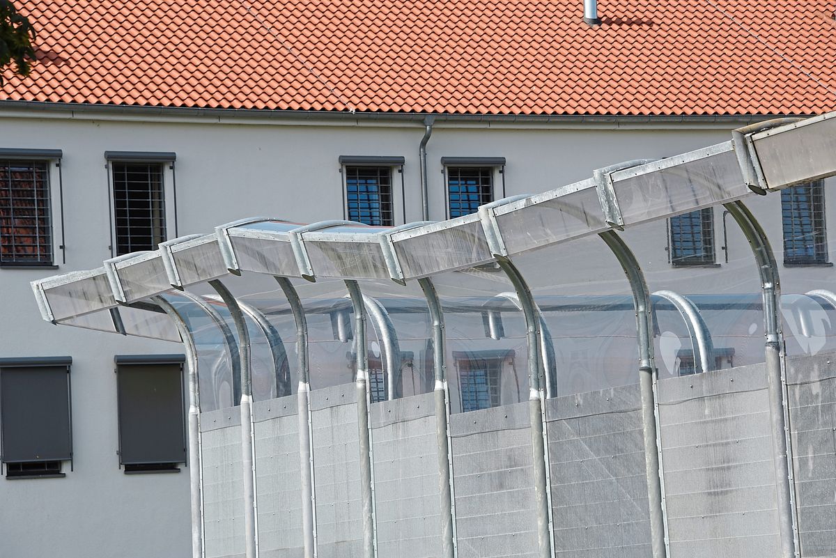 Die Polizei ist in Eickelborn mit starken Kräften im Einsatz: Die Beamten suchen einen Mann, der in der Forensik in Eickelborn untergebracht und ohne Begleitung im Einzelausgang unterwegs ist. Der Mann ist nicht in die Forensik zurückgekehrt. Foto: Tuschen