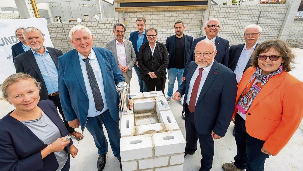Grundsteinlegung mit Zeitkapsel und Politprominenz: Minister Karl-Josef Laumann (4. von links) persönlich versenkte die Zeitkapsel für den Meilenstein am Bildungszentrum Soest der Kreishandwerkerschaft. Fotos: Peter Dahm