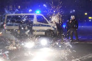 Polizisten, Feuerwehrleute, Ärzte und andere Helfer geraten in Silvesternächten immer wieder in gefährliche Situationen und werden gezielt attackiert. (Archivfoto) - Foto: Julius-Christian Schreiner/TNN/dpa