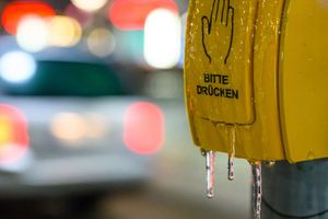 Ein vereister Tastschalter ist an einer Haltestelle in Brandenburg am frühen Morgen zu sehen. - Foto: Patrick Pleul/dpa